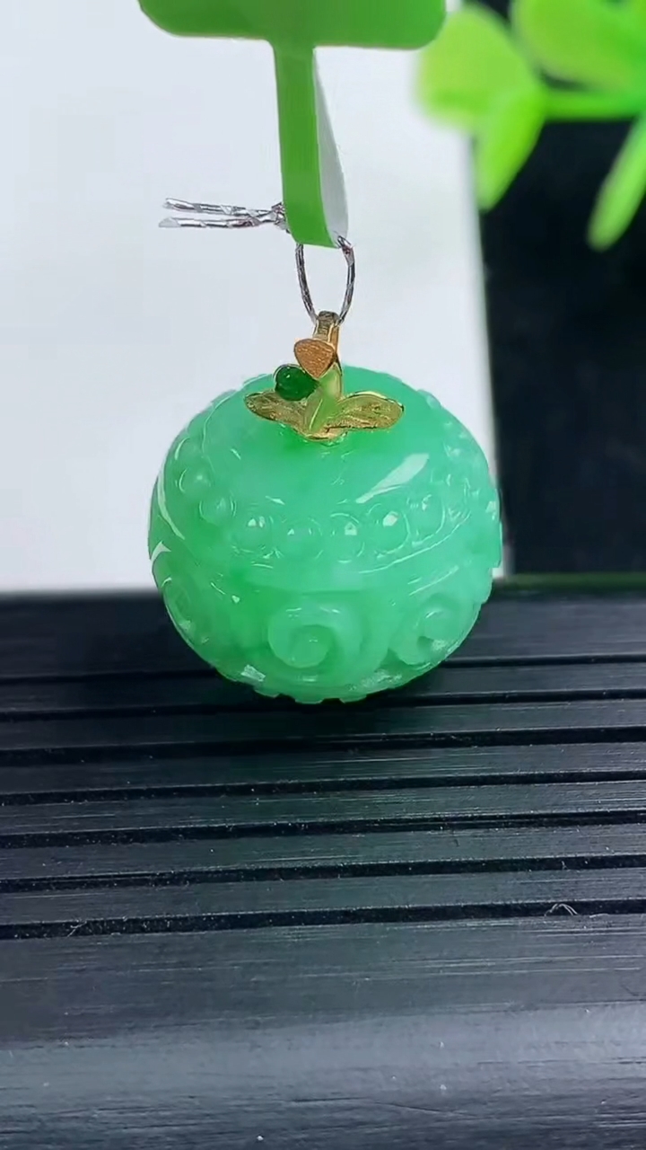 天然A货翡翠18K金雕花路路通吊坠尺寸16.7-12.9重量:7.73g
3月17日