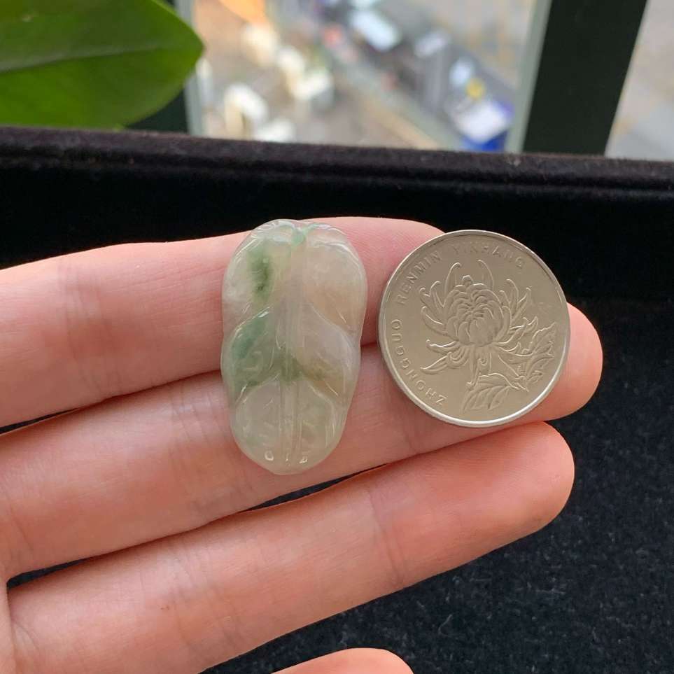 A货天然翡翠冰糯种飘绿叶子吊坠重量3.51
3月17日