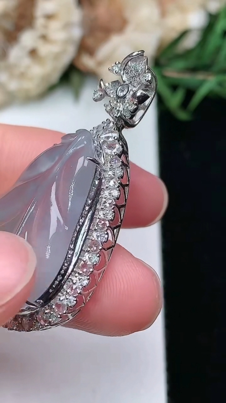 天然A货翡翠金枝玉叶 叶子吊坠，尺寸39.6-20.5-8.8，裸石25.2-16.3，重量:4.59g
3月17日