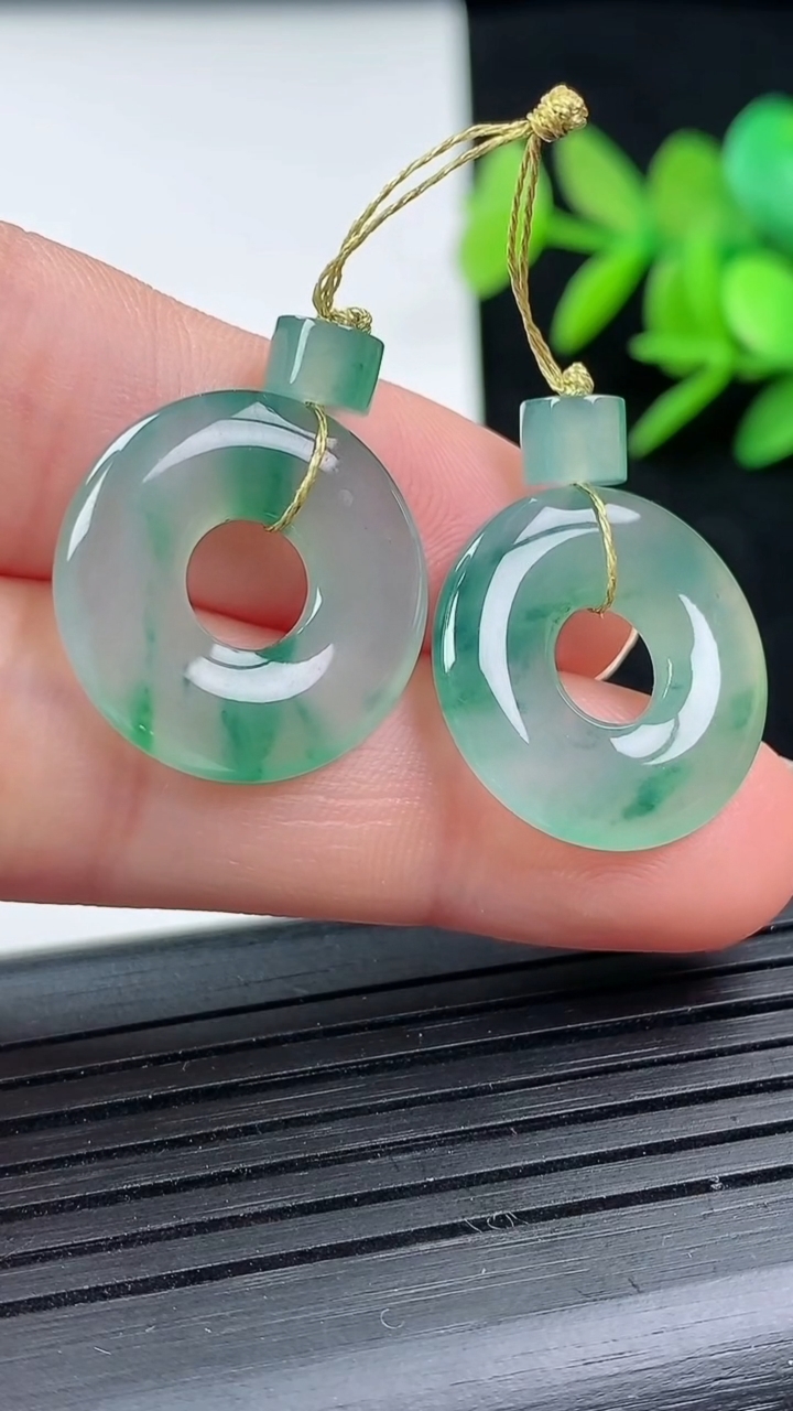 天然A货翡翠冰种飘花平安环吊坠一对尺寸18.1-2.9重量:4.51g
3月17日