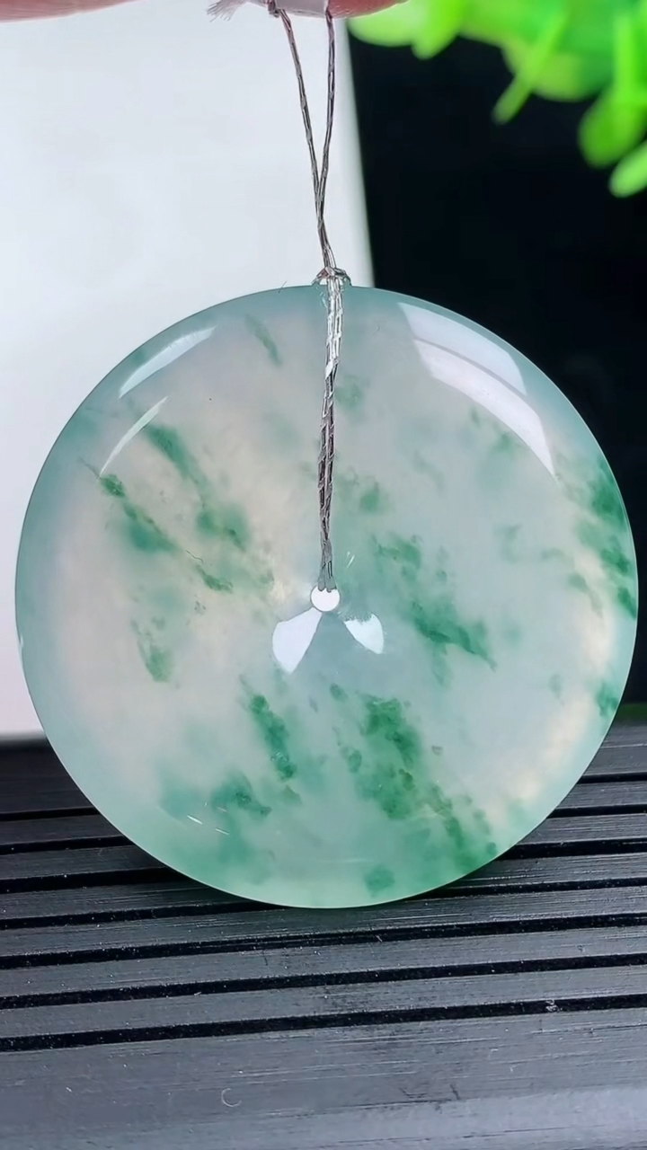 天然A货翡翠种飘花平安扣吊坠尺寸34.6-5.7重量:15.15g
3月17日