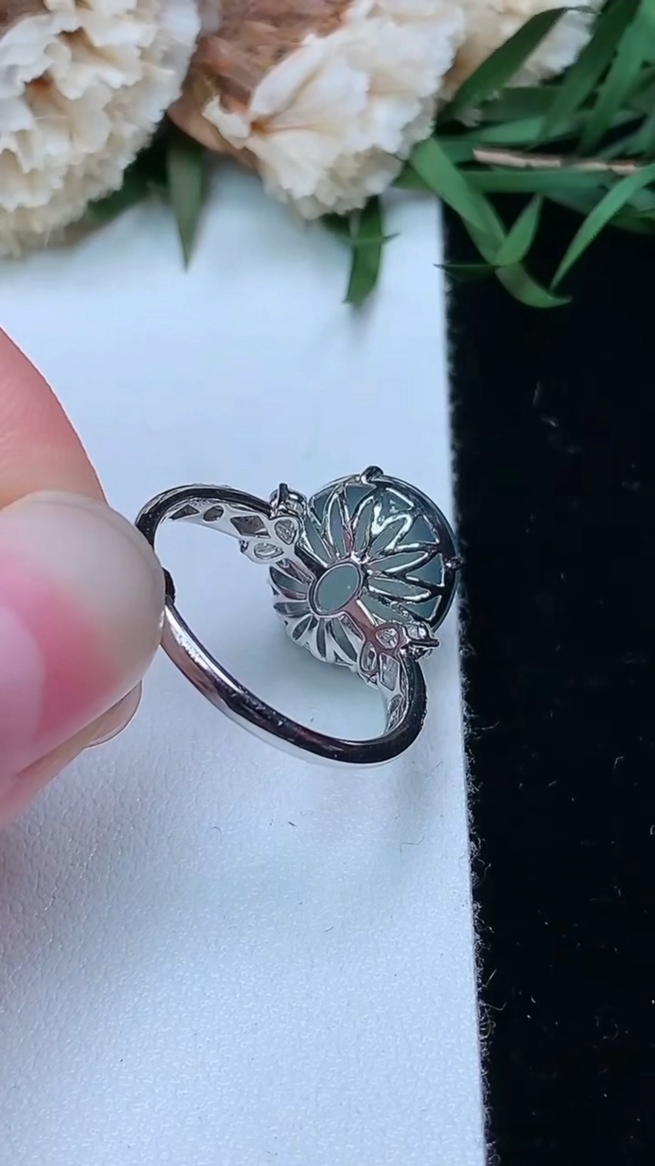 天然A货翡翠蓝水蛋面戒指，尺寸17.2-12.4-11，重量:3.36g2026年3月17日
工厂直销收藏佳品,种好水足，色泽均匀，有种有色，上手高大气！