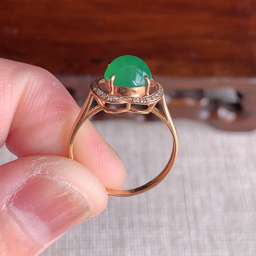天然A货翡翠18K金伴钻镶嵌满绿蛋面戒指 圈口16.2裸石
尺寸7-6.7mm 重量1.72g 03