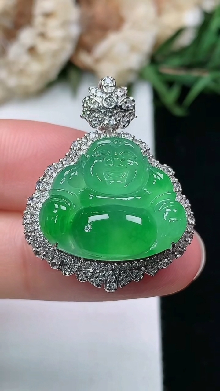 天然A货翡翠佛公吊坠，尺寸28.9-23-12.6，裸石15.7-18.8，重量:6.00g
3月17日