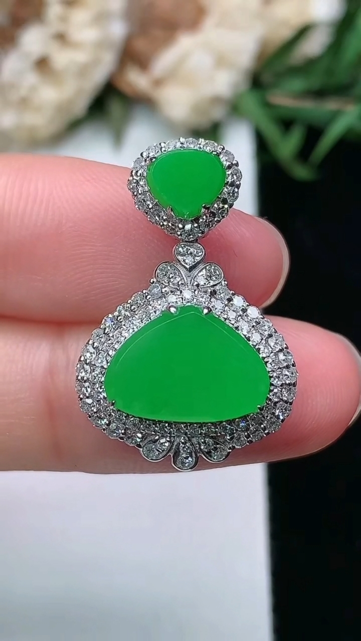 天然A货翡翠水滴吊坠，尺寸24.8-16.5-9.3，裸石8.4-11.9，重量:4.00g
3月1