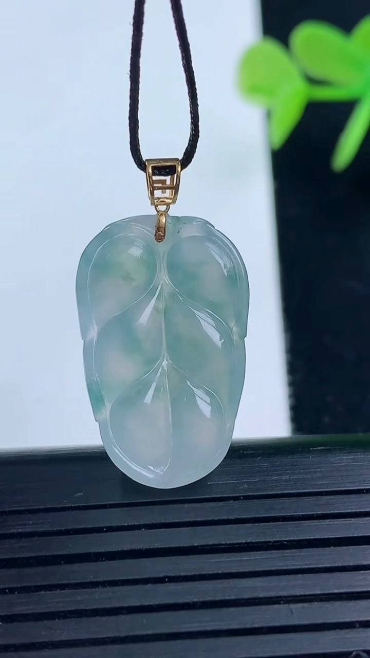天然A货翡翠18K金飘花金枝玉叶 叶子吊坠尺寸23.6-14.7-5重量:3.47g
3月17日