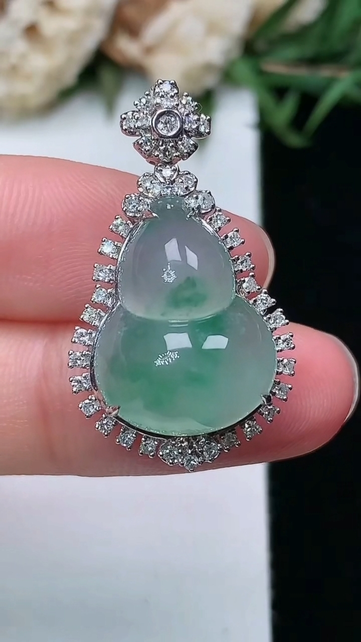 天然A货翡翠葫芦吊坠，尺寸29.4-17-11.2，裸石17.4-13.4，重量:4.02g
3月1