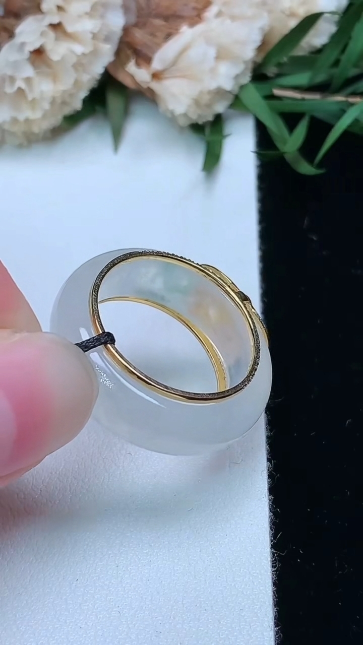 天然A货翡翠指环戒指，尺寸16.8-6.4-3.6，重量:5.36g2026年3月17日
工厂直销收藏佳品,种好水足，色泽均匀，有种有色，上手高大气！