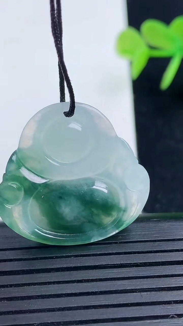 天然A货翡翠飘花佛公吊坠尺寸25.6-27.8-5.8重量:6.77g
3月17日