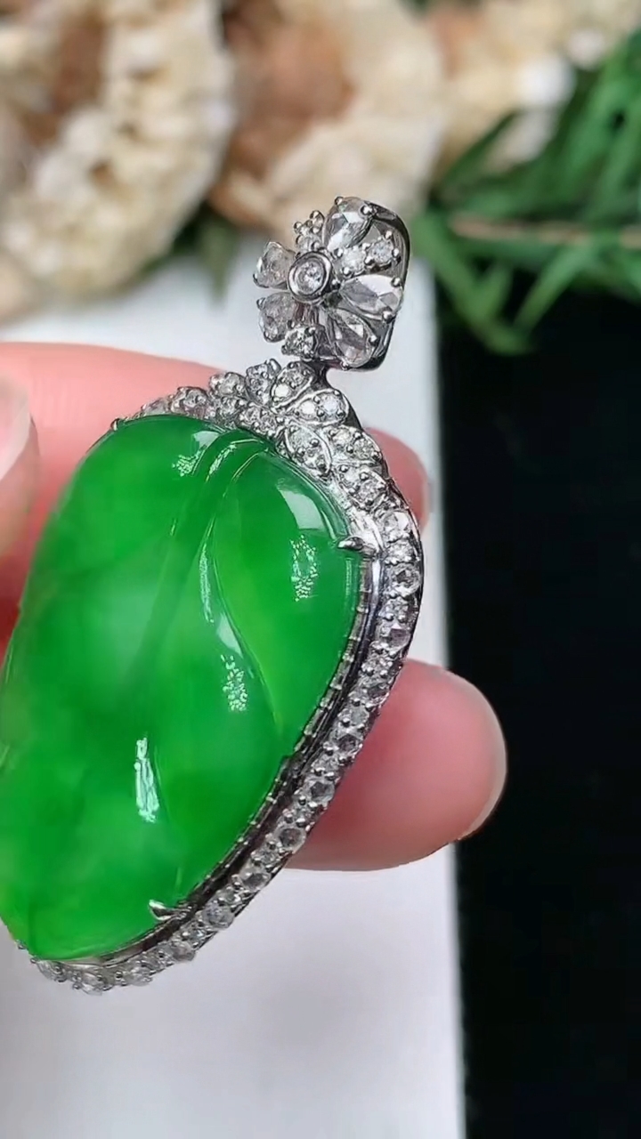 天然A货翡翠金枝玉叶 叶子吊坠，尺寸40-20.5-9.2，裸石26.3-17，重量:7.99g
3月17日