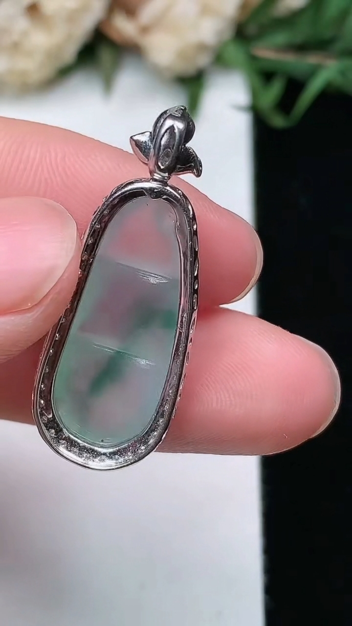 天然A货翡翠飘花福豆吊坠，尺寸29.9-11.6-6.5，裸石21.8-9
3月17日