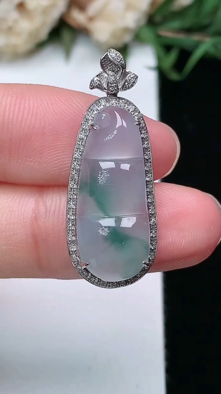 天然A货翡翠飘花福豆吊坠，尺寸29.9-11.6-6.5，裸石21.8-9
3月17日