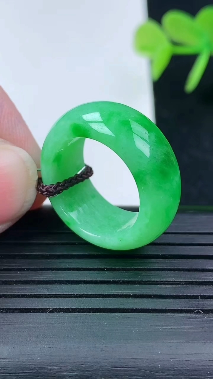 天然A货翡翠指环戒指尺寸16.7-9.3-3.6重量:6.77g2026年3月17日
工厂直销收藏佳