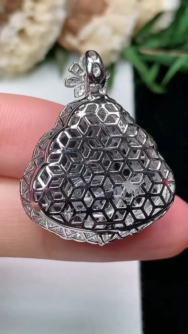 天然A货翡翠佛公吊坠，尺寸29.3-23.9-10.2，裸石17.5-21.4，重量:5.52g
3月17日，重量:5.52g