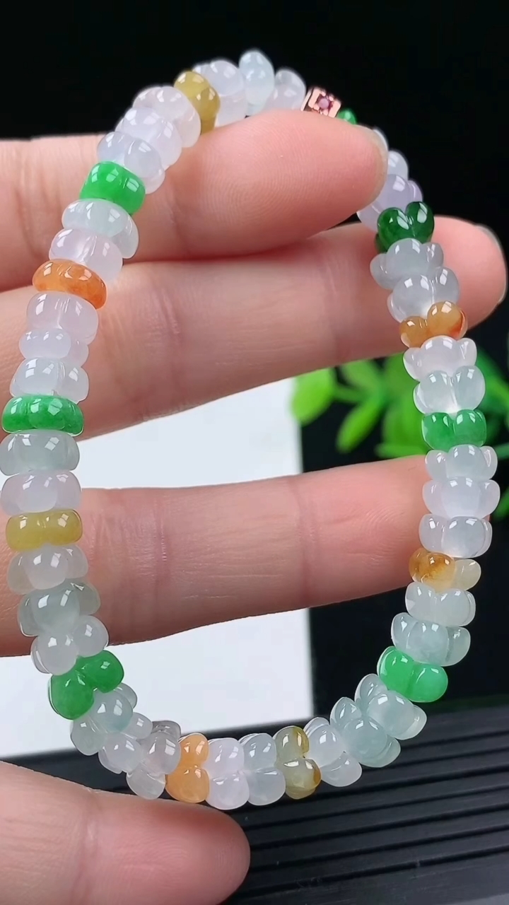 天然A货翡翠三彩四叶草手串尺寸5.5-5.3-2.9重量:14.83g3月17日
工厂直销收藏佳品,