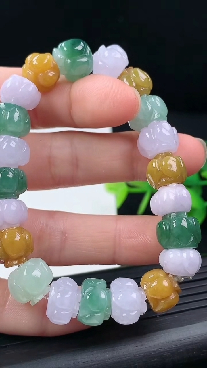 天然A货翡翠三彩莲花手串尺寸10-8重量:34.95g3月17日
工厂直销收藏佳品,种好水足，色泽均匀，有种有色，上手高大气！