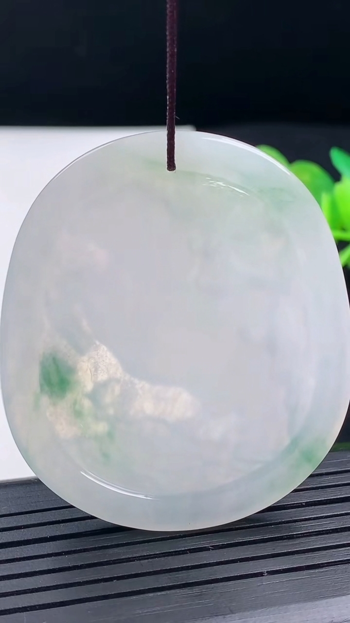 天然A货翡翠飘花生肖马吊坠尺寸51.8-45.3-5.5重量:25.26g
3月17日