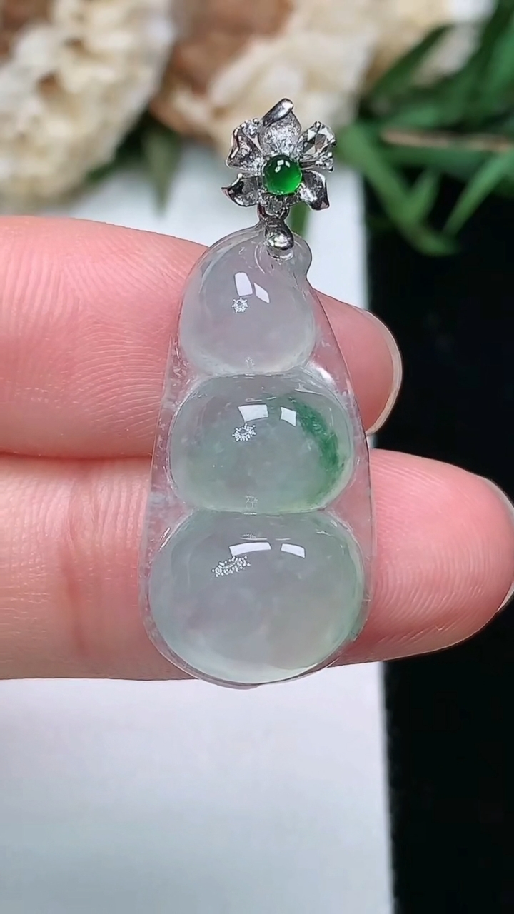 天然A货翡翠飘花福豆吊坠，尺寸24-12.9-6.6，重量:3.46g
3月17日