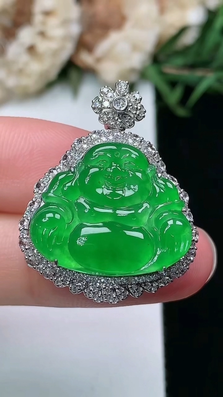 天然A货翡翠佛公吊坠，尺寸28.5-22.9-8.8，裸石16.4-19.8，重量:5.70g
3月