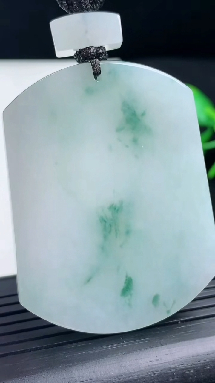 天然A货翡翠飘花仿古无事牌吊坠尺寸53-41.5-6重量:44.63g
3月17日