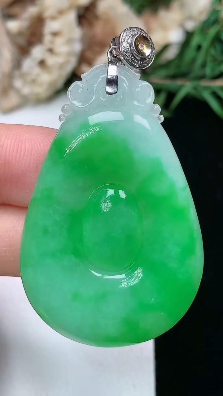 天然A货翡翠福贝吊坠，尺寸43.7-28.6-5，重量:12.13g
3月17日