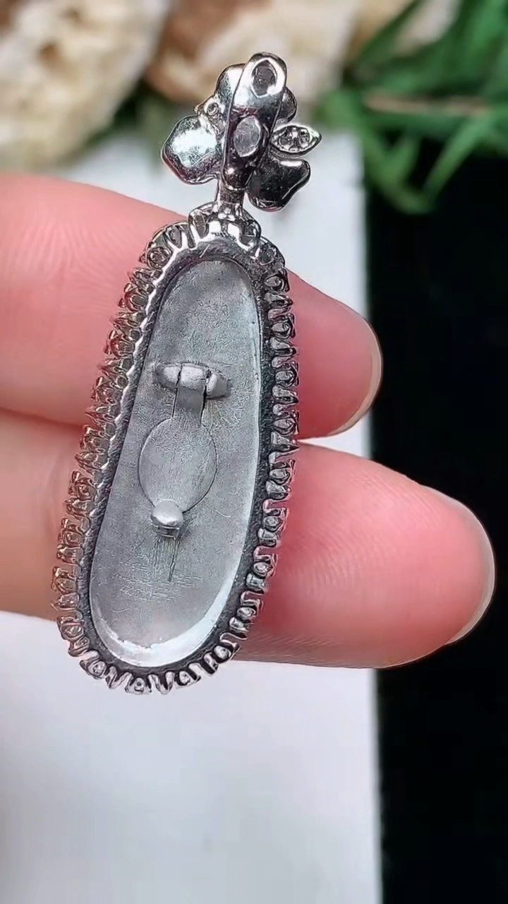 天然A货翡翠福豆吊坠，尺寸33.9-11.6-8.6，裸石21.7-7.7，重量:4.58g
3月17日