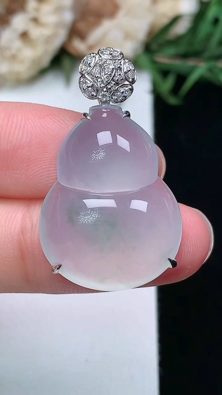 天然A货翡翠葫芦吊坠，尺寸23.6-18.5-8.2，重量:6.46g
3月17日