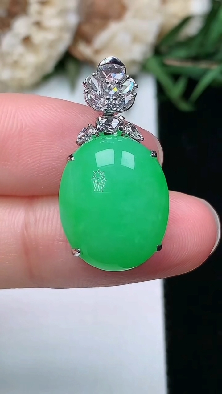 天然A货翡翠蛋面吊坠，尺寸16-13.4-9.8，重量:5.25g
3月17日