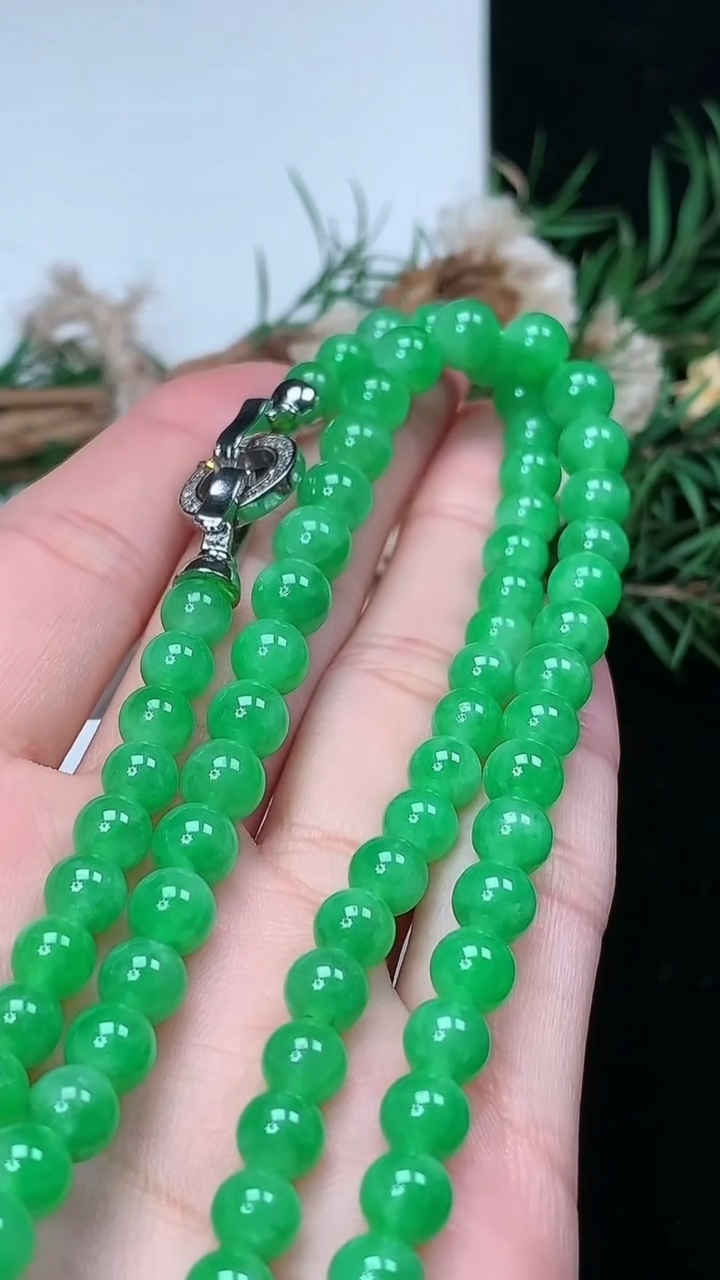 天然A货翡翠圆珠项链，尺寸6-99颗，重量:39.10g3月17日
工厂直销收藏佳品,种好水足，色泽均匀，有种有色，上手高大气！
