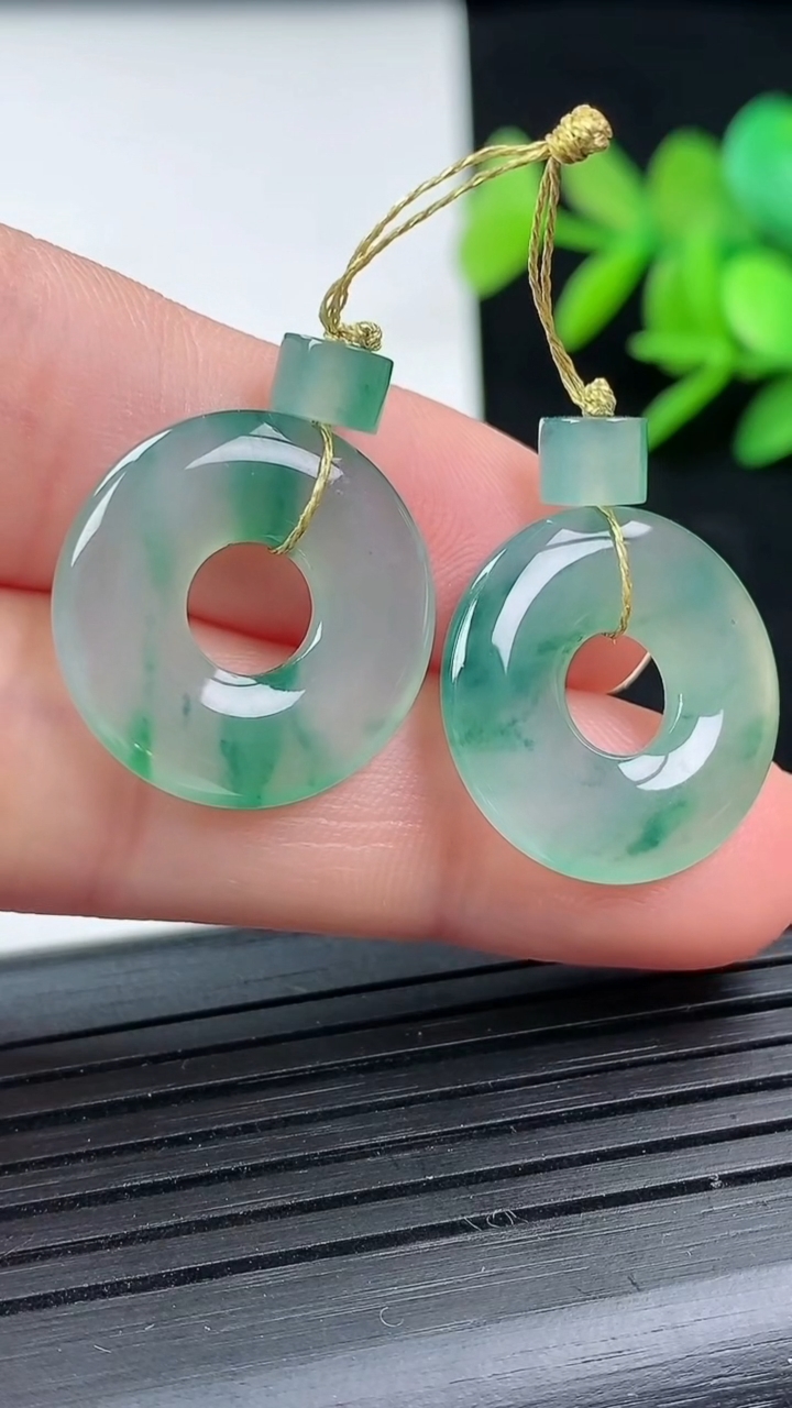 天然A货翡翠冰种飘花平安环吊坠一对尺寸18.1-2.9重量:4.51g
3月17日