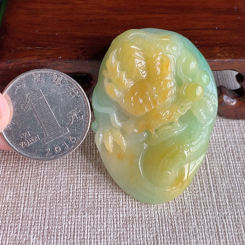 天然A货翡翠黄加绿双彩龙牌吊坠  
尺寸47.7-37.2-10.6mm 重量26.48g 0315