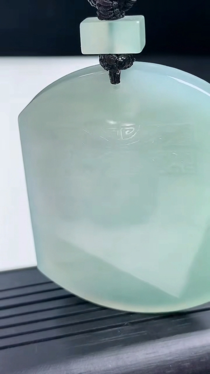 天然A货翡翠仿古无事牌吊坠尺寸53.5-43-5.1重量:37.91g
3月17日