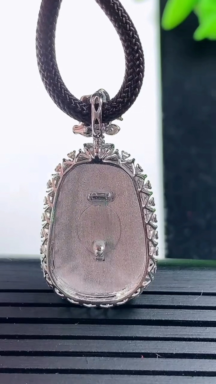 天然A货翡翠如意吊坠尺寸29.6-15.9-5.6裸石19.8-13.4重量:3.15g
3月17日