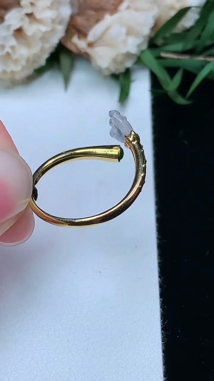 天然A货翡翠白冰莲蓬戒指，尺寸16.7-5-7-2.6，重量:2.15g2026年3月17日
工厂直销收藏佳品,种好水足，色泽均匀，有种有色，上手高大气！