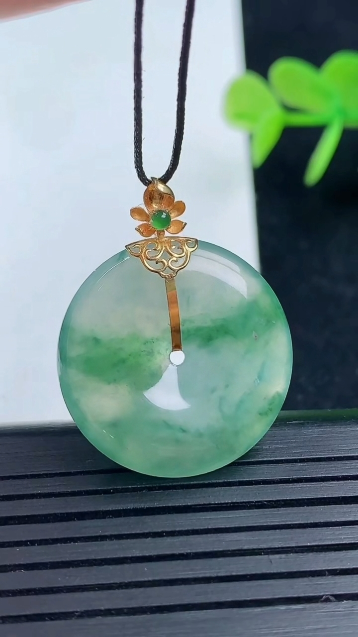 天然A货翡翠种飘花平安扣吊坠尺寸23.4-4.8重量:6.16g
3月17日