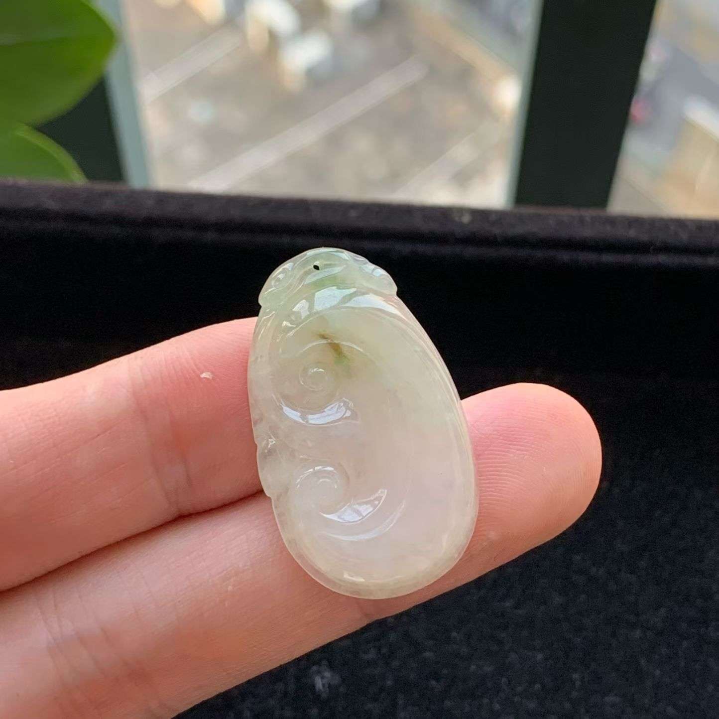 A货天然翡翠冰糯种飘绿如意吊坠重量4.67
3月17日