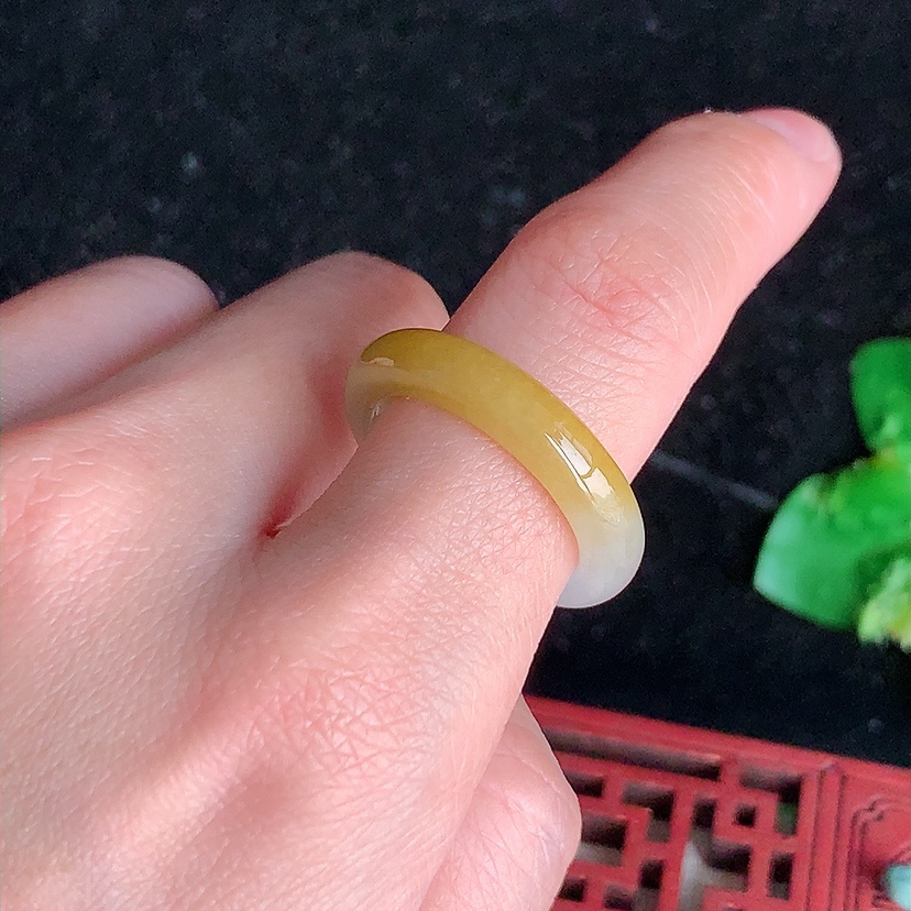 天然A货翡翠飘黄翡素面戒指 
尺寸18.8-4.7-3.6mm 重量3.80g 0315