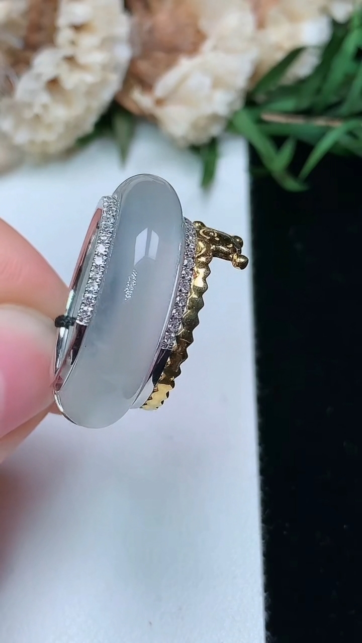 天然A货翡翠白冰指环戒指，尺寸17.2-6-3.8，重量:7.00g2026年3月17日
工厂直销收藏佳品,种好水足，色泽均匀，有种有色，上手高大气！