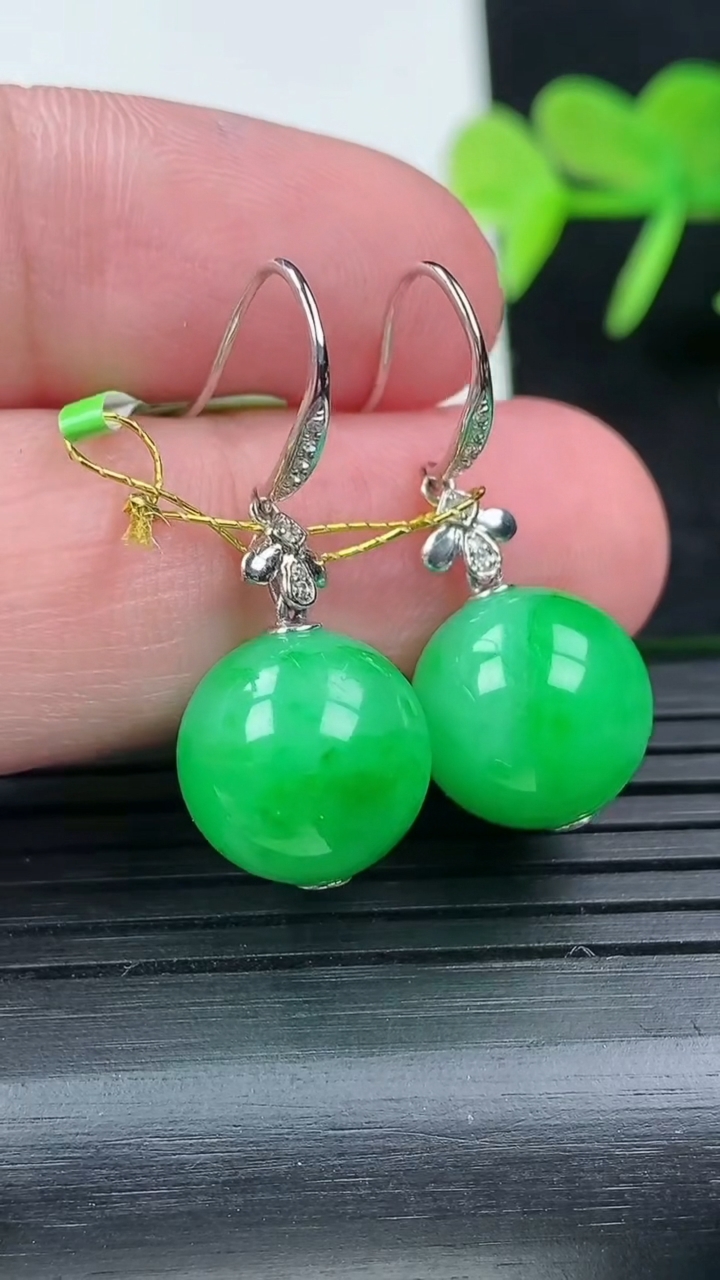 天然A货翡翠圆珠耳坠尺寸11.8重量:7.47g3月17日
工厂直销收藏佳品,种好水足，色泽均匀，有种有色，上手高大气！