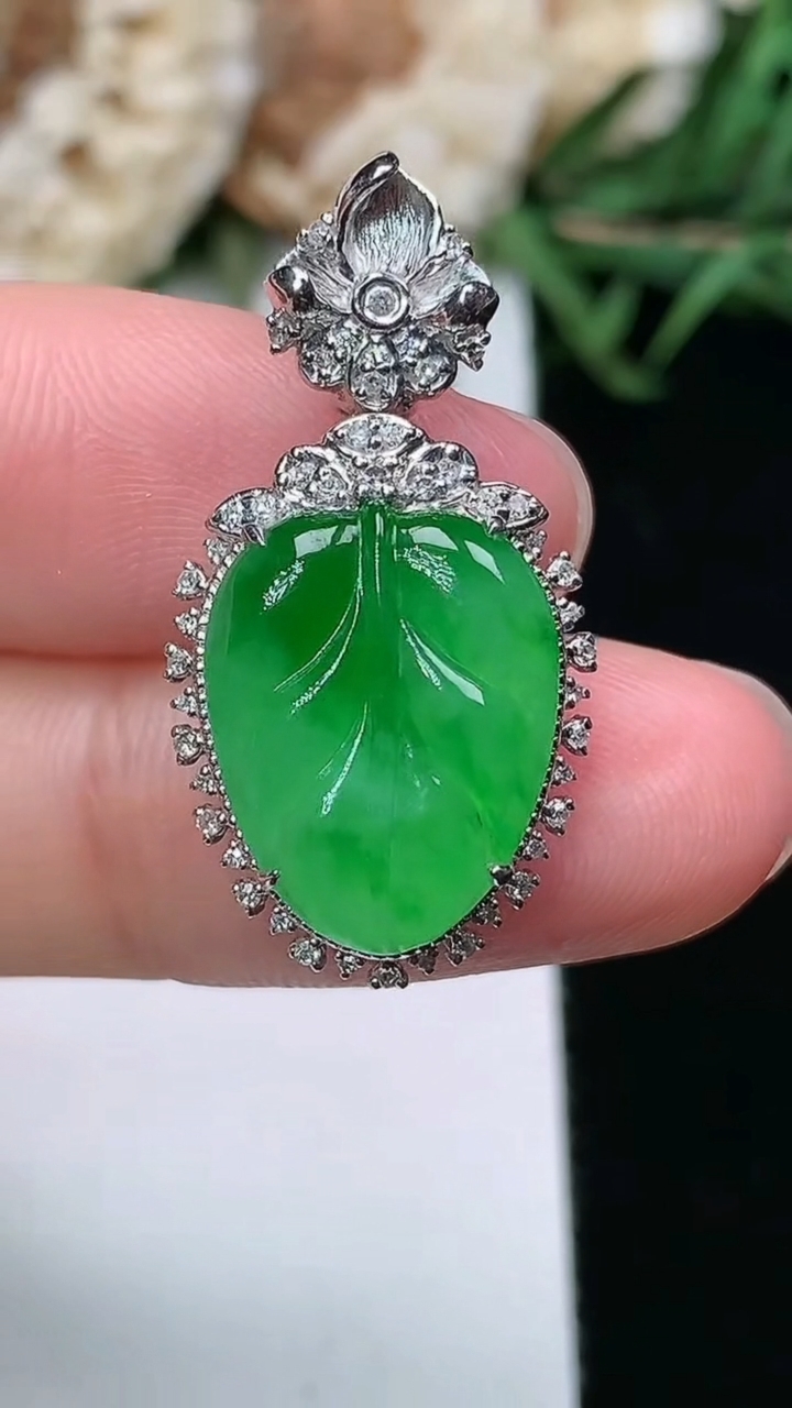 天然A货翡翠金枝玉叶 叶子吊坠，尺寸28.3-14.7-7.6，裸石15-11.7，重量:4.11g
3月17日