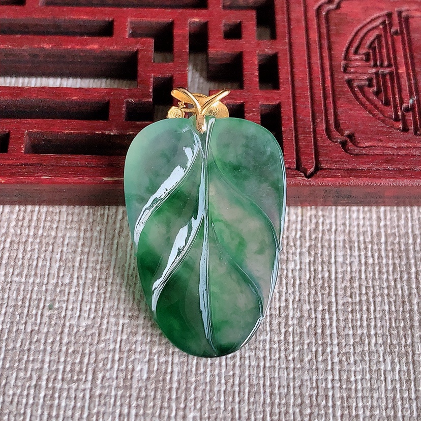 天然A货翡翠18K金镶嵌飘花叶子金枝玉叶吊坠 
尺寸30.8-27-18-3.6mm 重量3.74g