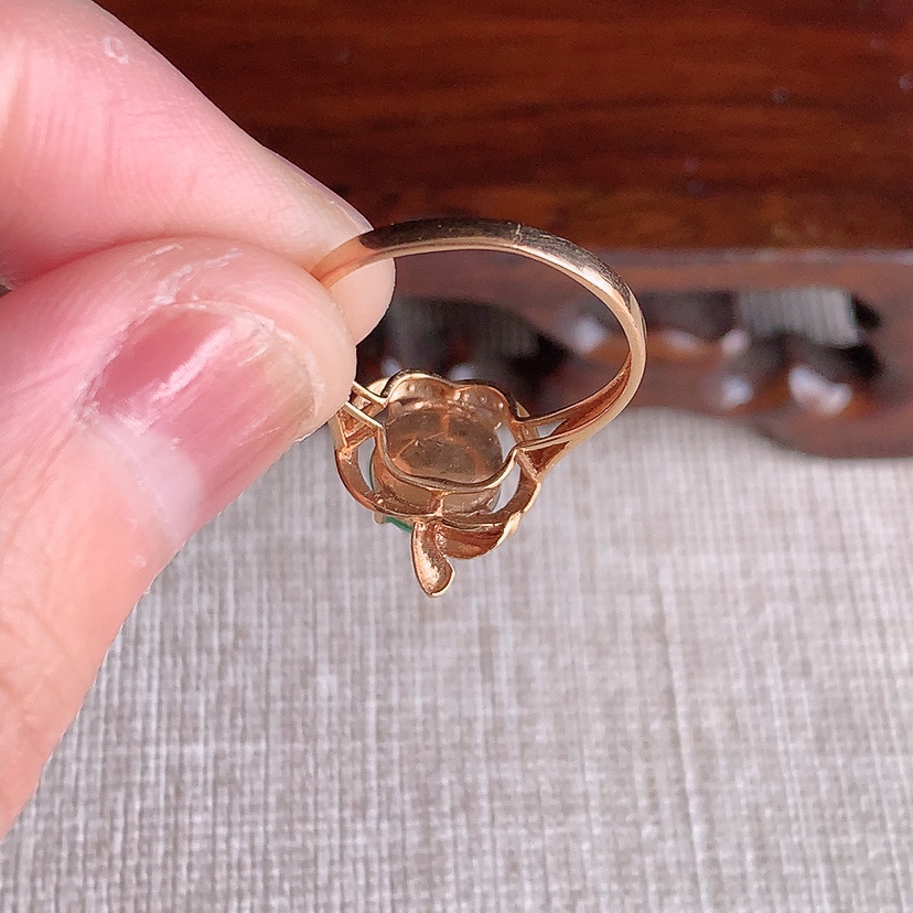 天然A货翡翠18K金伴钻镶嵌满绿蛋面戒指 圈口16.2裸石
尺寸7-6.7mm 重量1.72g 0315