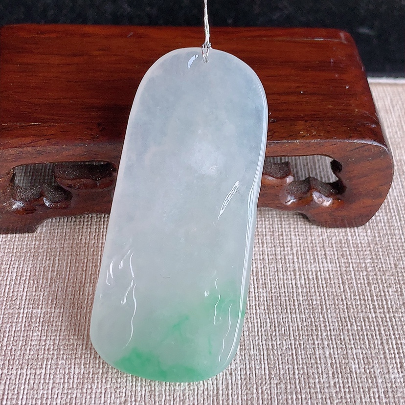 天然A货翡翠飘绿普贤菩萨吊坠 
尺寸59.8-26.5-6mm 重量22.93g 0315