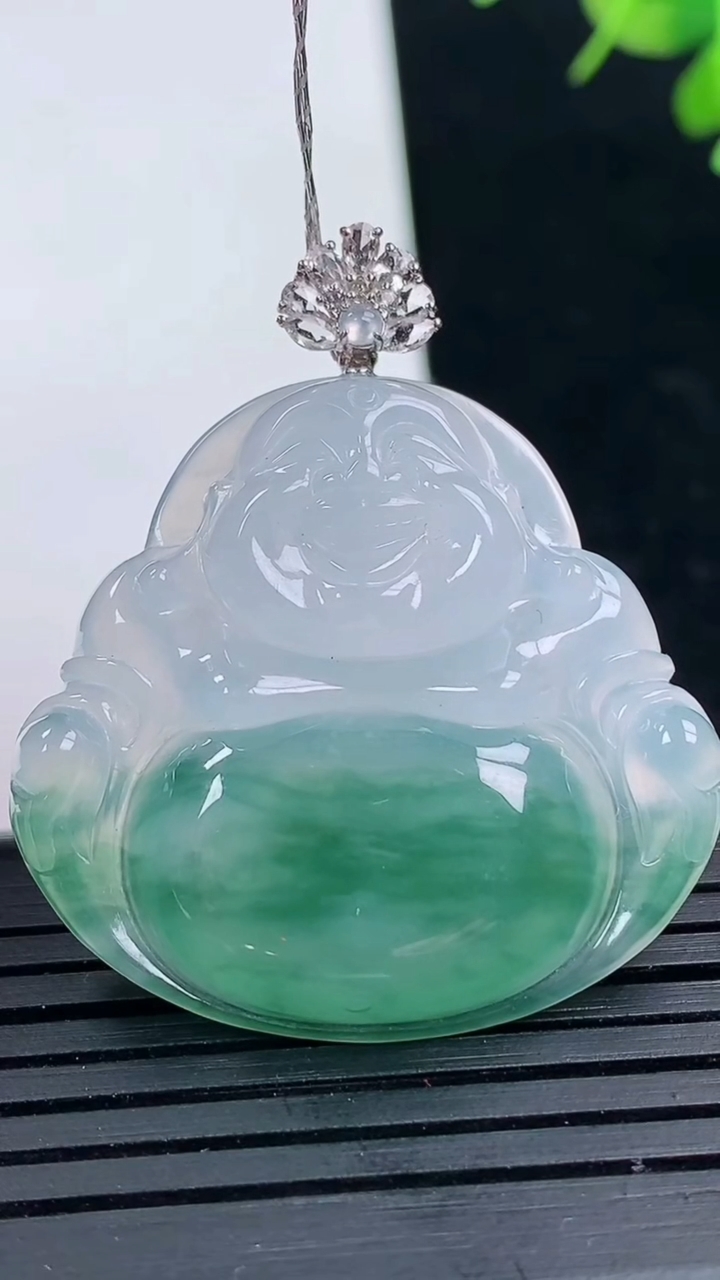 天然A货翡翠种飘花佛公吊坠尺寸31.4-33.3-5.6重量:9.92g
3月17日