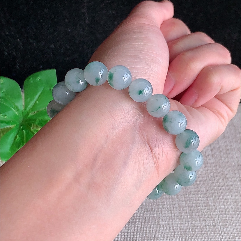 天然A货翡翠飘花圆珠佛珠手串19颗 
尺寸9.6mm 重量32.62g 0315