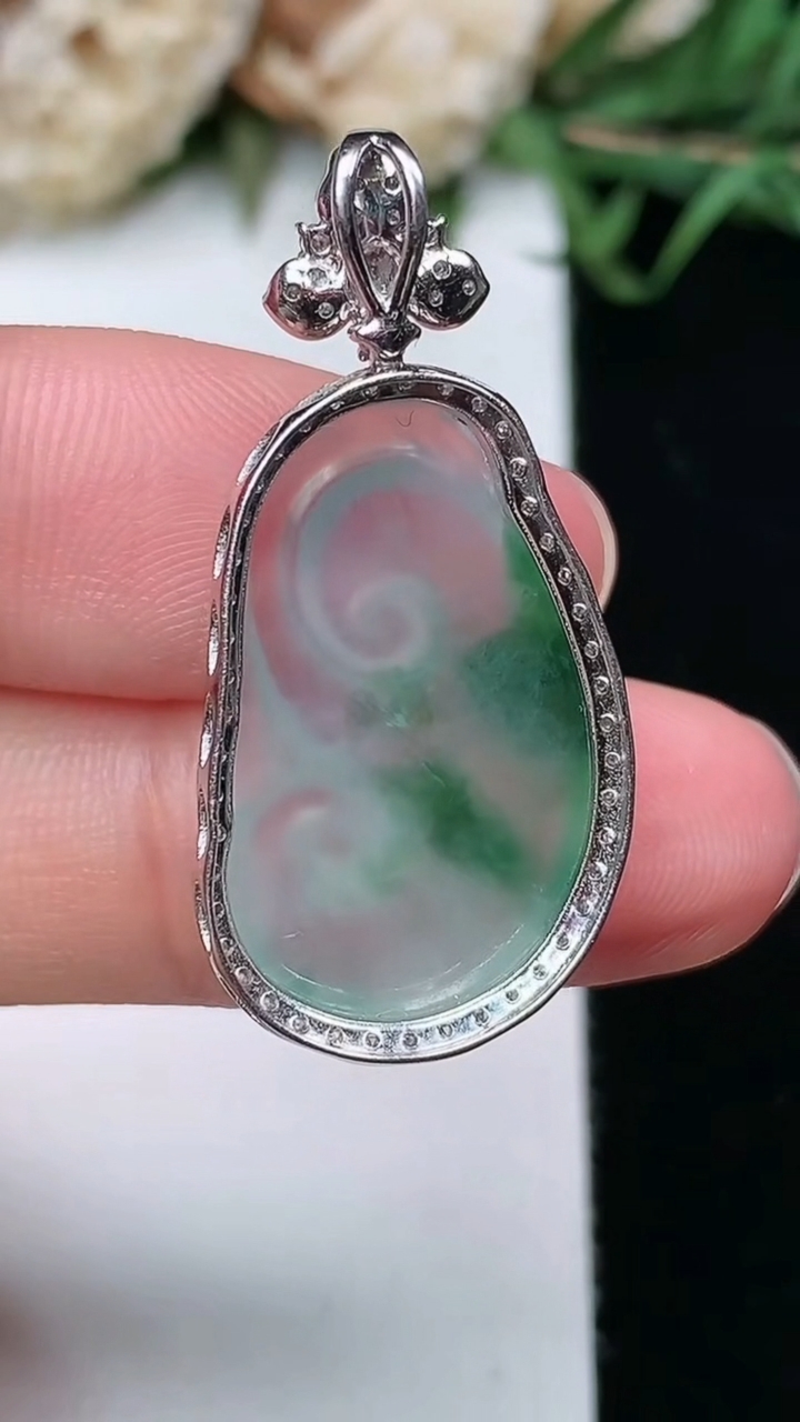 天然A货翡翠飘花如意吊坠，尺寸31.8-15.4-6.3，裸石21.5-13.3，重量:3.68g
3月17日