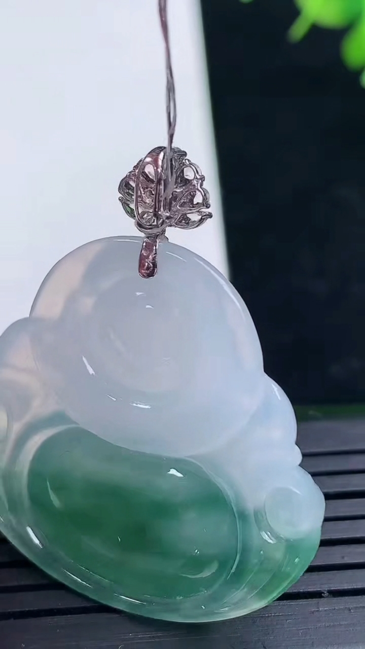 天然A货翡翠种飘花佛公吊坠尺寸31.4-33.3-5.6重量:9.92g
3月17日