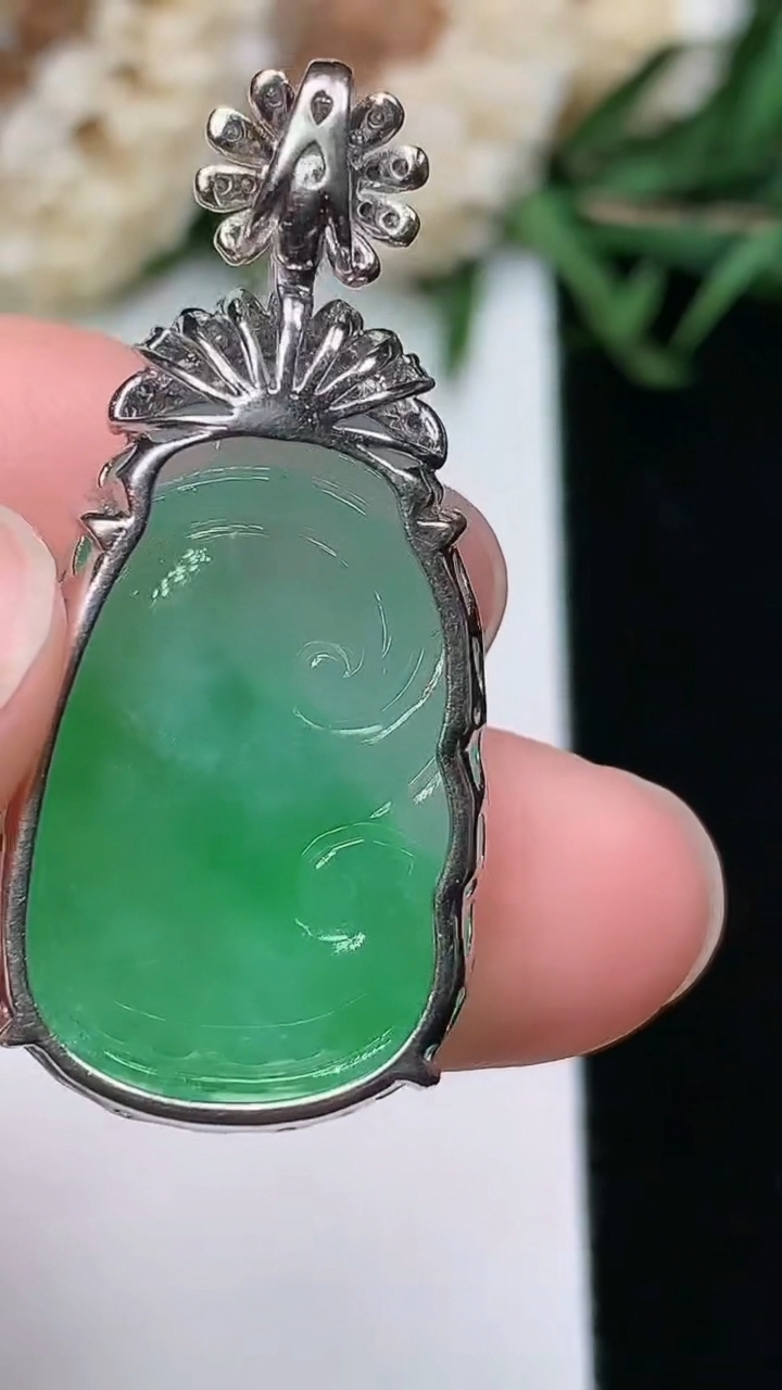 天然A货翡翠如意吊坠，尺寸24.6-16.5-7.4，重量:6.60g
3月17日