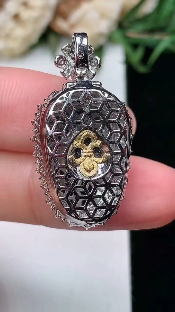 天然A货翡翠金枝玉叶 叶子吊坠，尺寸29.9-15.8-9.3
3月17日