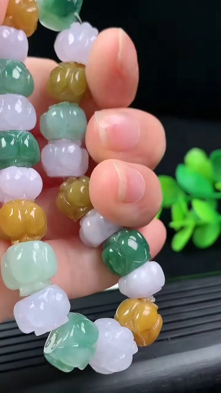 天然A货翡翠三彩莲花手串尺寸10-8重量:34.95g3月17日
工厂直销收藏佳品,种好水足，色泽均匀，有种有色，上手高大气！